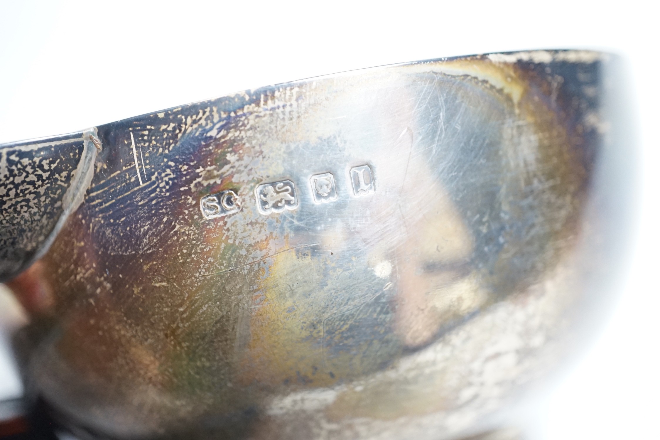 A George V silver two handled bowl, by Sebastian Garrard, London, 1926, 15.5cm, 6.5oz, a silver card case, small silver cup and a Ceylonese white metal posy vase.